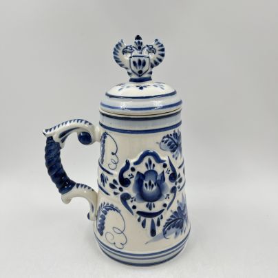 Пивная кружка с навершием в виде двухголового орла и цветочным декором, Гжель, фарфор, роспись, Россия, 1990-2000 гг.