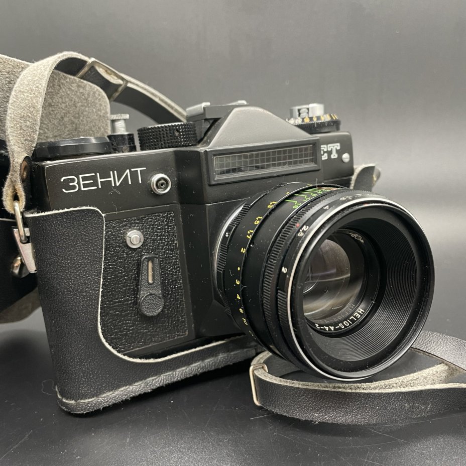 Фотоаппарат "Зенит-ЕТ" с объективом "Гелиос 44-2" в оригинальном кофре, Минский механический завод им. С.И. Вавилова  (БелОМО)
