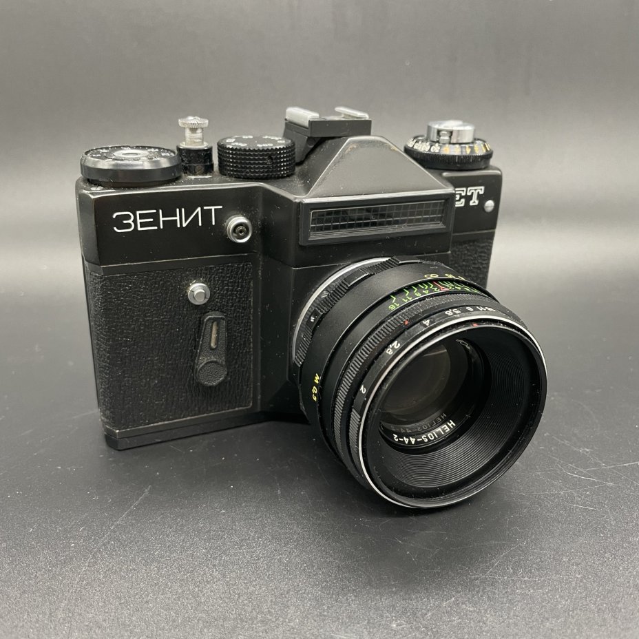 Фотоаппарат "Зенит-ЕТ" с объективом "Гелиос 44-2" в оригинальном кофре, Минский механический завод им. С.И. Вавилова  (БелОМО)