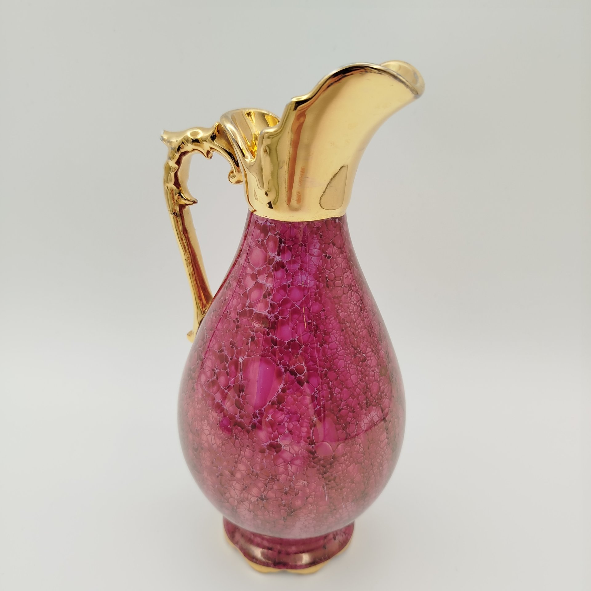 Графин, украшенный изображением галантной сцны в медальоне, фарфор, деколь, золочение, Limoges, Франция, 1980-2000 гг.