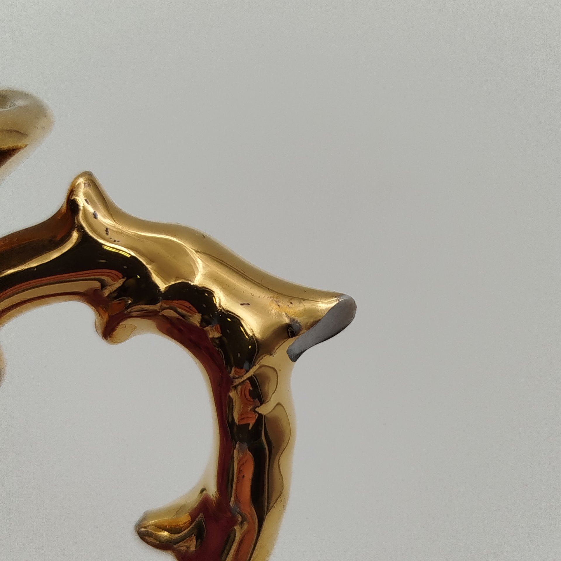 Графин, украшенный изображением галантной сцны в медальоне, фарфор, деколь, золочение, Limoges, Франция, 1980-2000 гг.