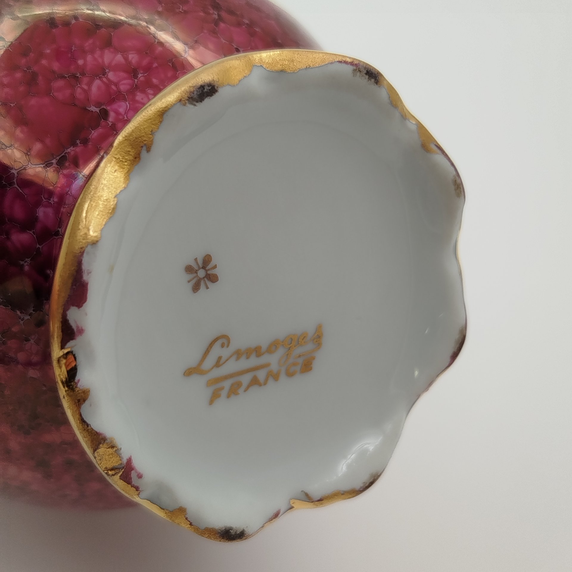 Графин, украшенный изображением галантной сцны в медальоне, фарфор, деколь, золочение, Limoges, Франция, 1980-2000 гг.