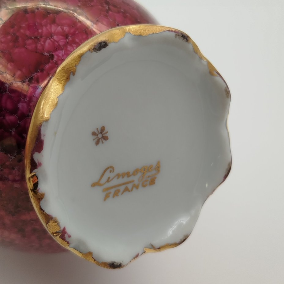 Графин, украшенный изображением галантной сцны в медальоне, фарфор, деколь, золочение, Limoges, Франция, 1980-2000 гг.