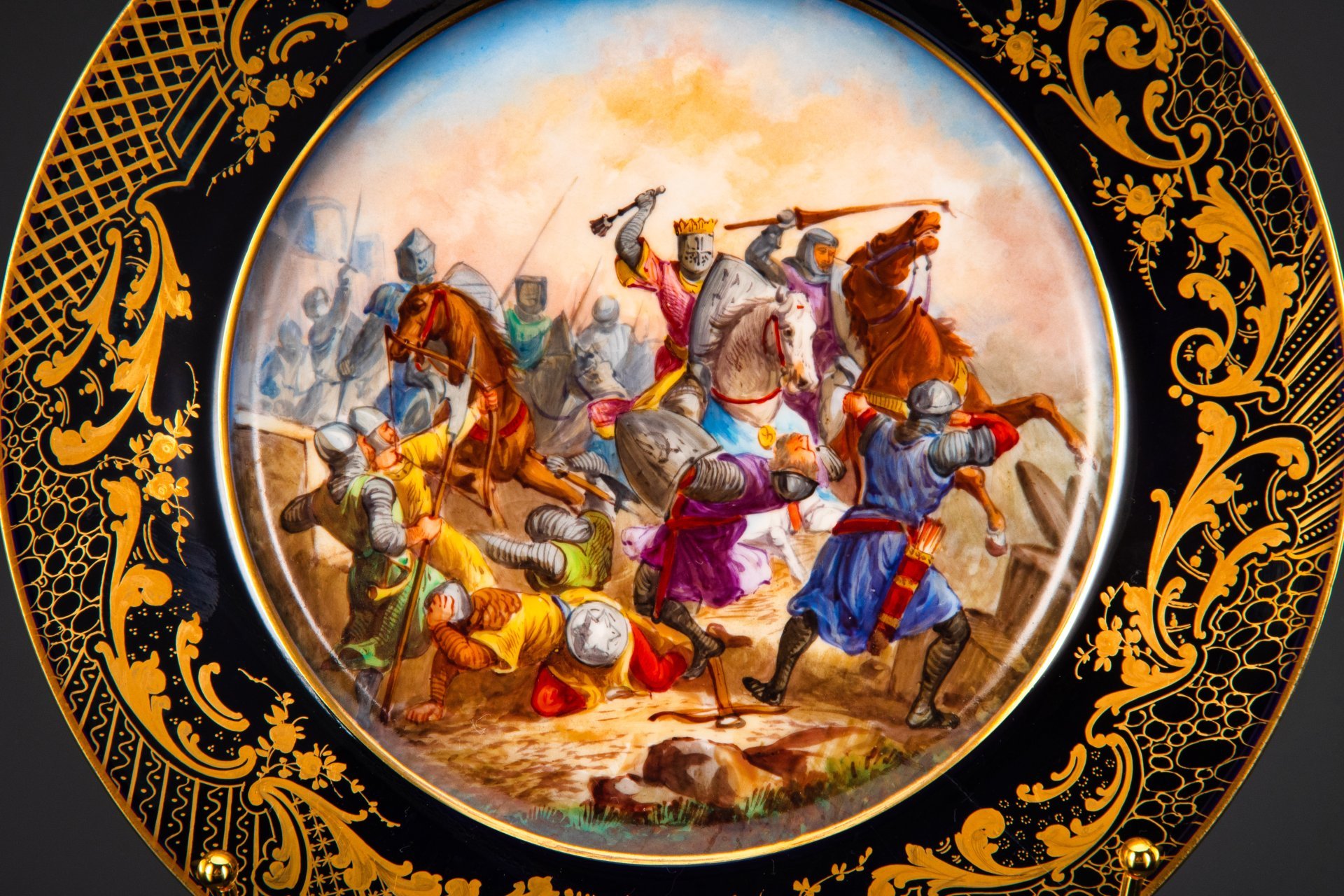 Тарелка декоративная с батальным сюжетом "Битва при Тайллебуре" (выполнена для дворца Тюильри "Chateau des Tuileries"), фарфор, крытье кобальтом, золочение, цировка, роспись, Севрская фарфоровая мануфактура (Sevres), Франция, 1844 г.