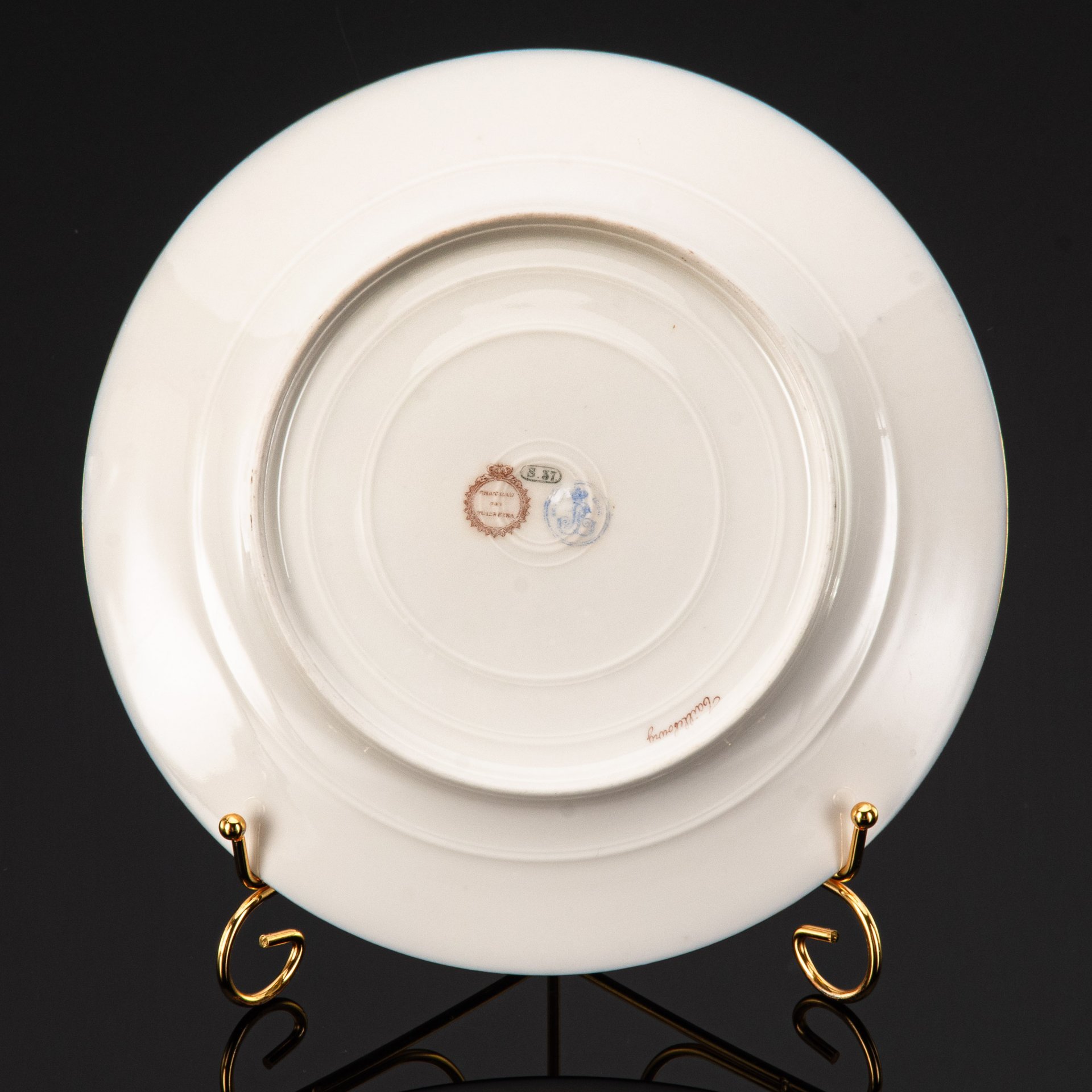 Тарелка декоративная с батальным сюжетом "Битва при Тайллебуре" (выполнена для дворца Тюильри "Chateau des Tuileries"), фарфор, крытье кобальтом, золочение, цировка, роспись, Севрская фарфоровая мануфактура (Sevres), Франция, 1844 г.