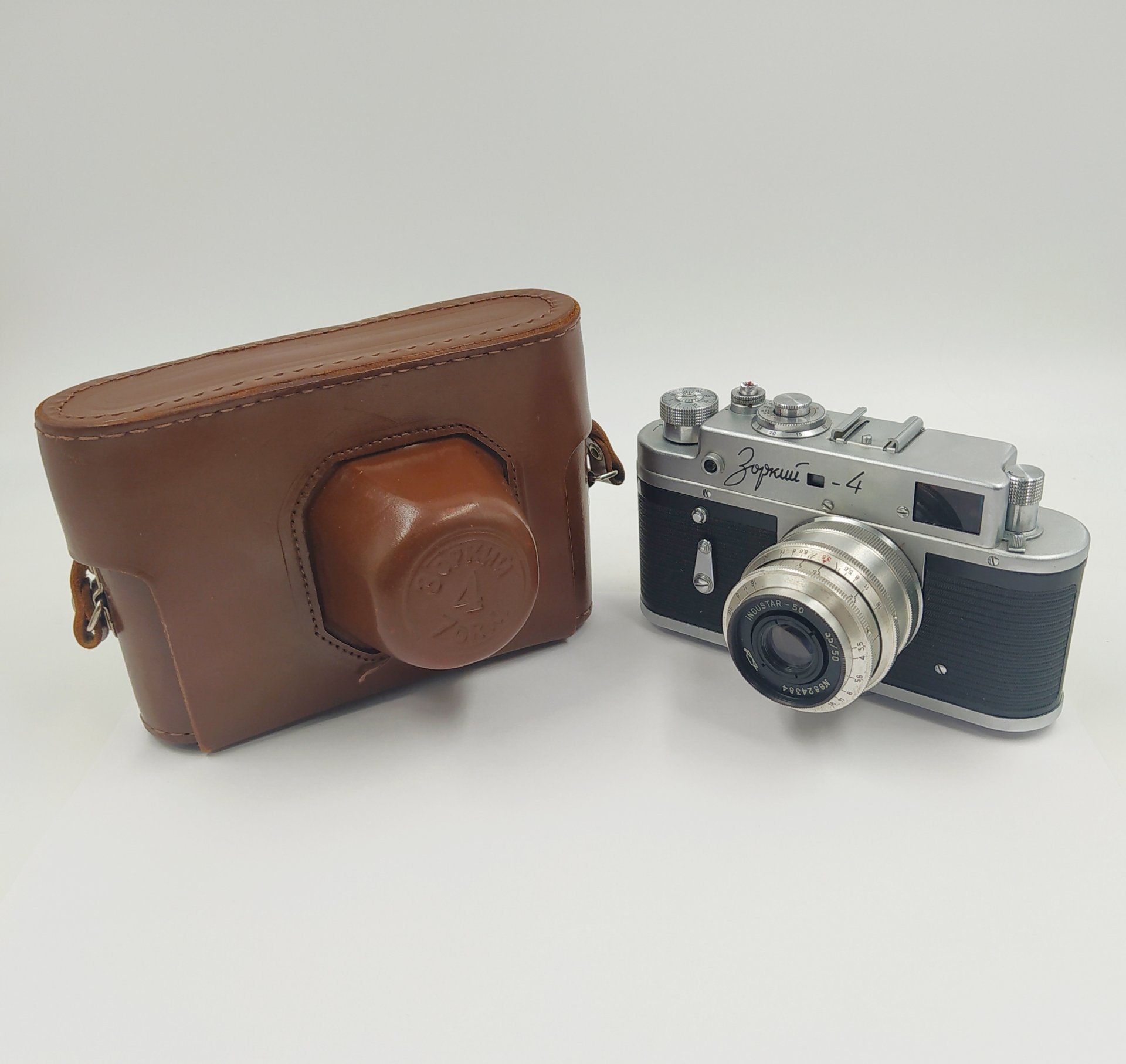 Фотоаппарат "Зоркий-4" с объективом "Индустар-50" в оригинальном кофре, Красногорский механический завод (КМЗ)