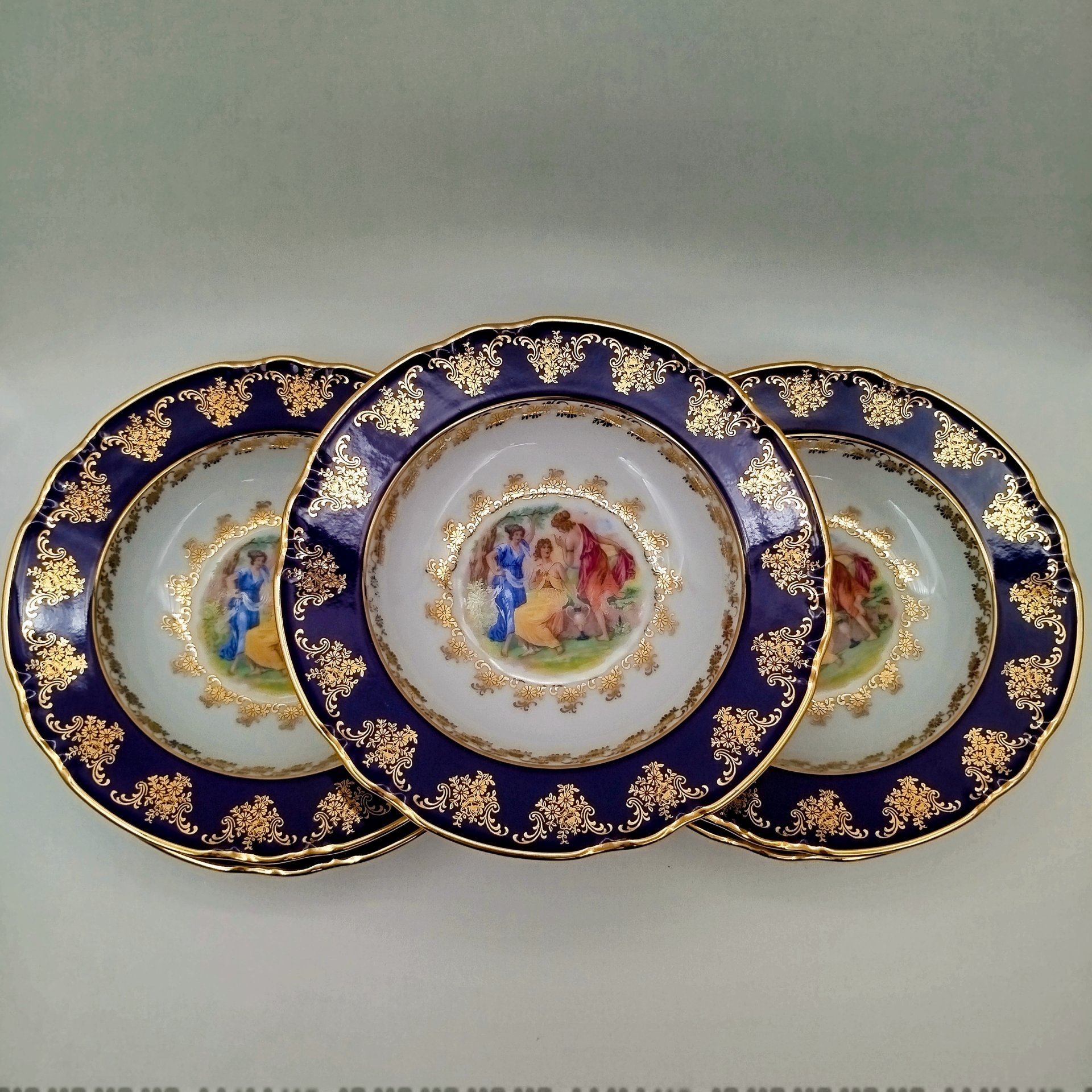 Набор суповых (глубоких) тарелок "Мадонна" на 6 персон, украшенных цветочным декором, фарфор, деколь, крытье, золочение, Thun (Тун), Чехия, 2000-2020 гг.