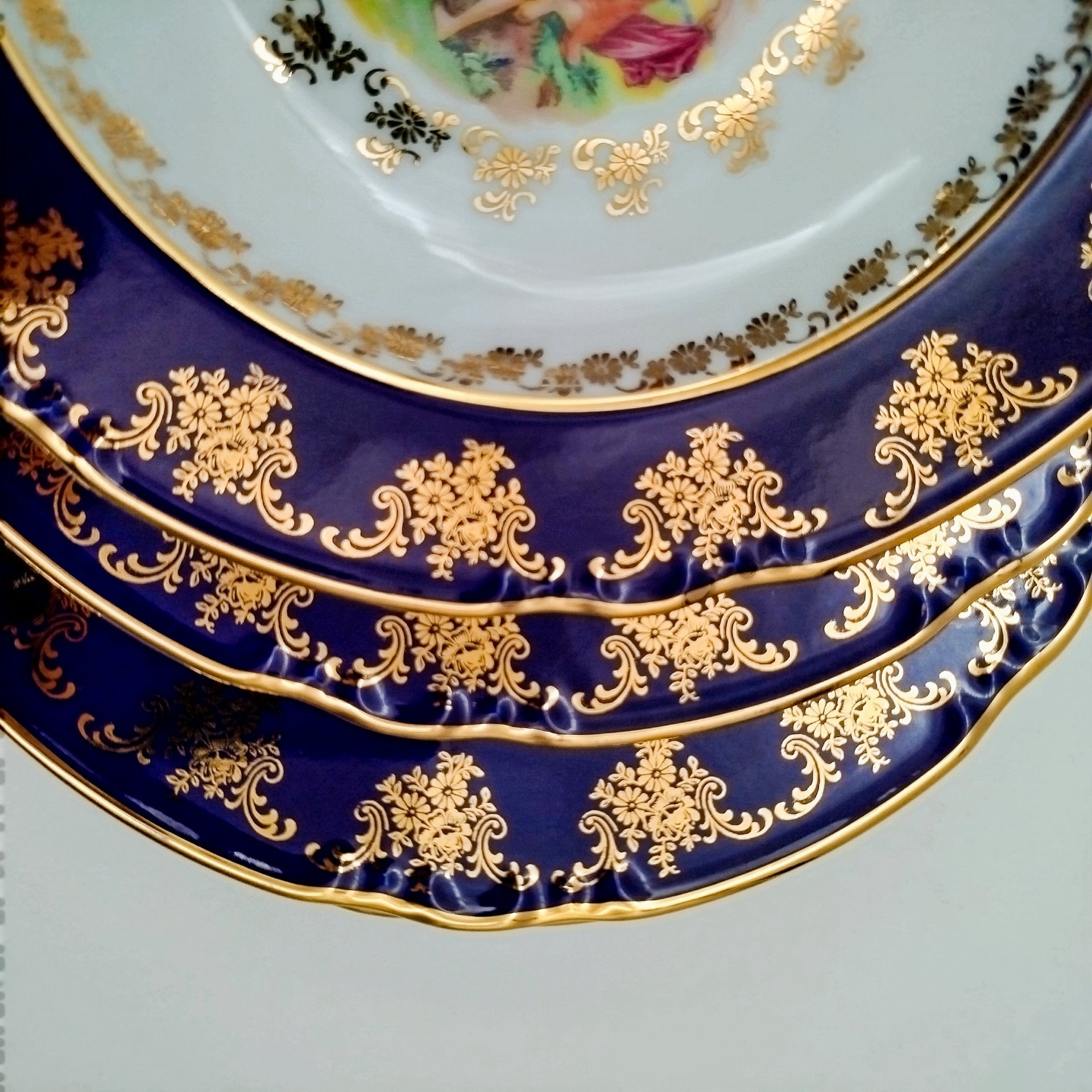 Набор суповых (глубоких) тарелок "Мадонна" на 6 персон, украшенных цветочным декором, фарфор, деколь, крытье, золочение, Thun (Тун), Чехия, 2000-2020 гг.