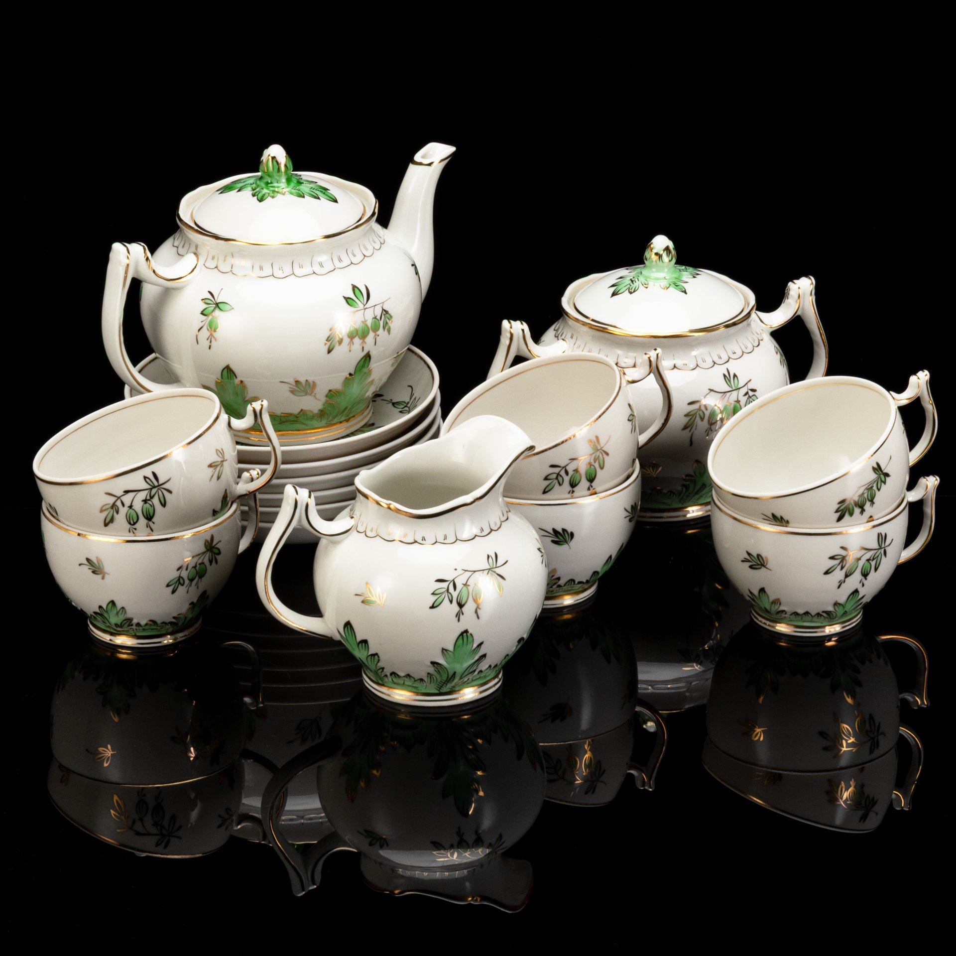 Сервиз чайный "Барбарис" (зеленый) на 6 персон(15 предметов), автор Е. П. Смирнов, фарфор, роспись, золочение, Дмитровский фарфоровый завод (ДФЗ Вербилки), СССР, 1954-1965 гг.