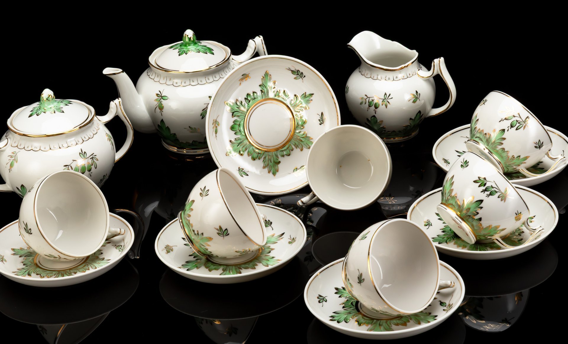 Сервиз чайный "Барбарис" (зеленый) на 6 персон(15 предметов), автор Е. П. Смирнов, фарфор, роспись, золочение, Дмитровский фарфоровый завод (ДФЗ Вербилки), СССР, 1954-1965 гг.