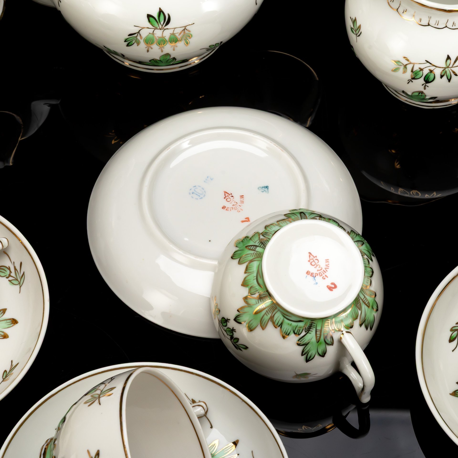 Сервиз чайный "Барбарис" (зеленый) на 6 персон(15 предметов), автор Е. П. Смирнов, фарфор, роспись, золочение, Дмитровский фарфоровый завод (ДФЗ Вербилки), СССР, 1954-1965 гг.