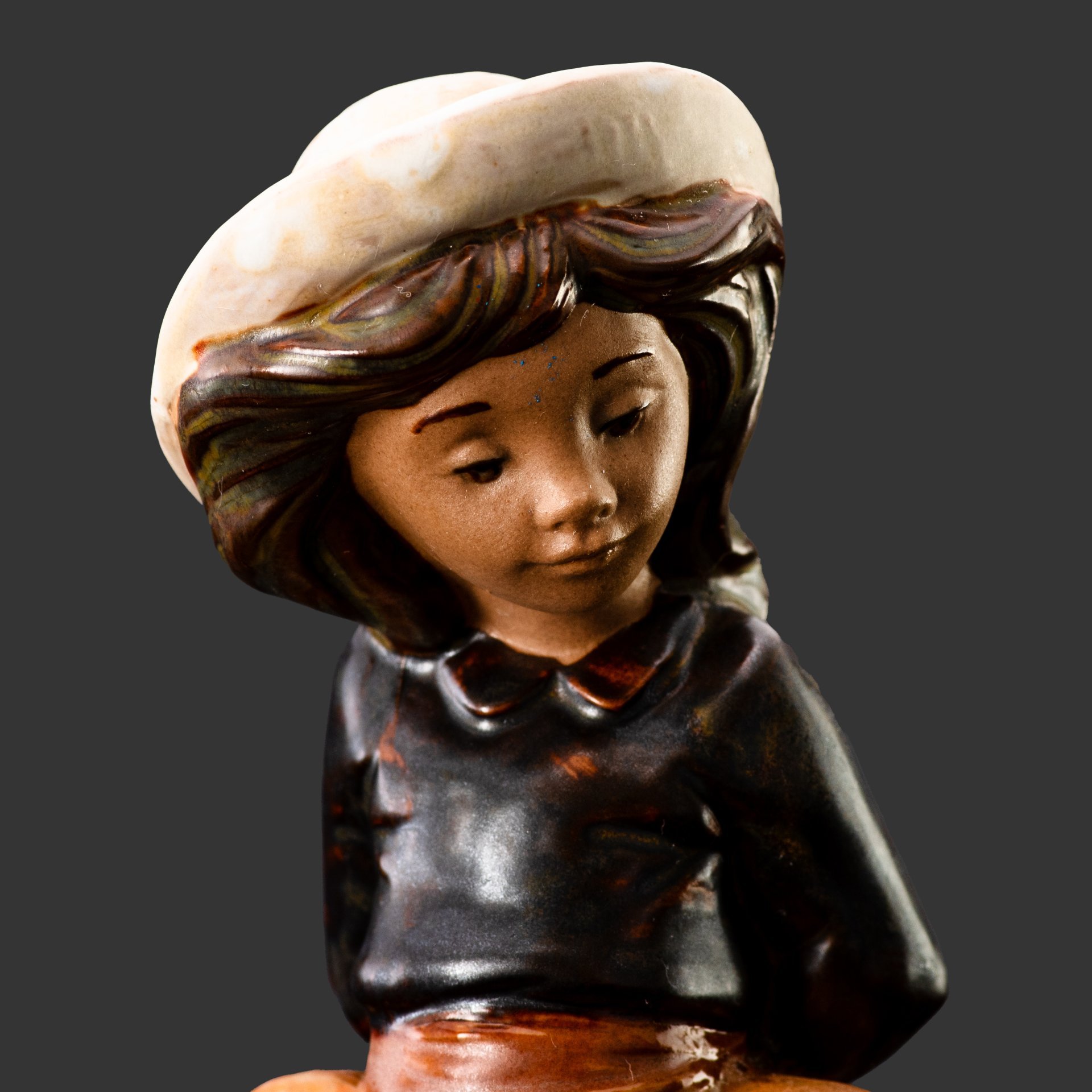 Статуэтка "Девушка в шляпке", искусственный камень, роспись, NAO Porcelain, Испания, 1987 г.