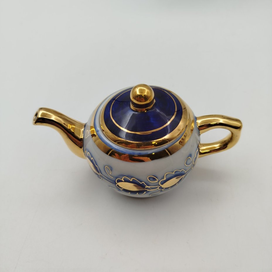 Статуэтка "Самовар с заварочным чайником", фарфор, роспись, золочение, Объединение «Гжель», СССР, 1978-1982 гг.
