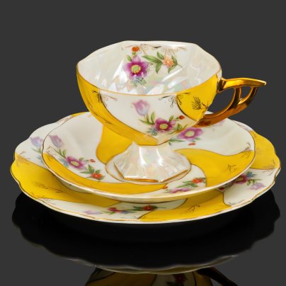 Чайное трио  с цветочным узором на желто-белом фоне, фарфор, крытье, деколь, золочение, Западная Европа, 1950-1970 гг.