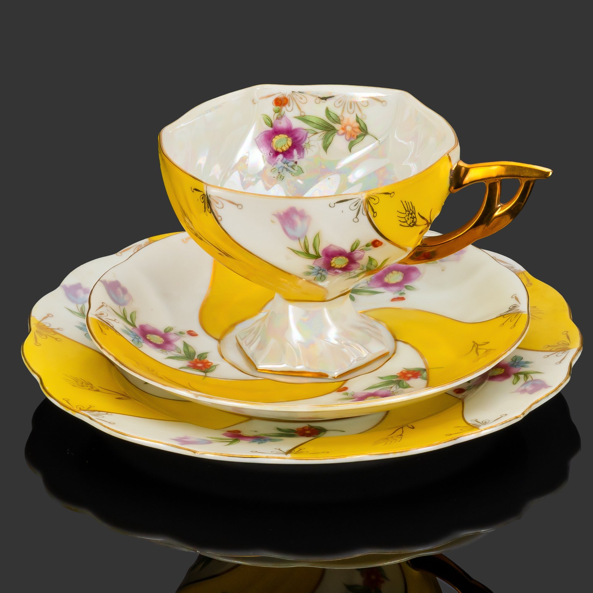Чайное трио  с цветочным узором на желто-белом фоне, фарфор, крытье, деколь, золочение, Западная Европа, 1950-1970 гг.