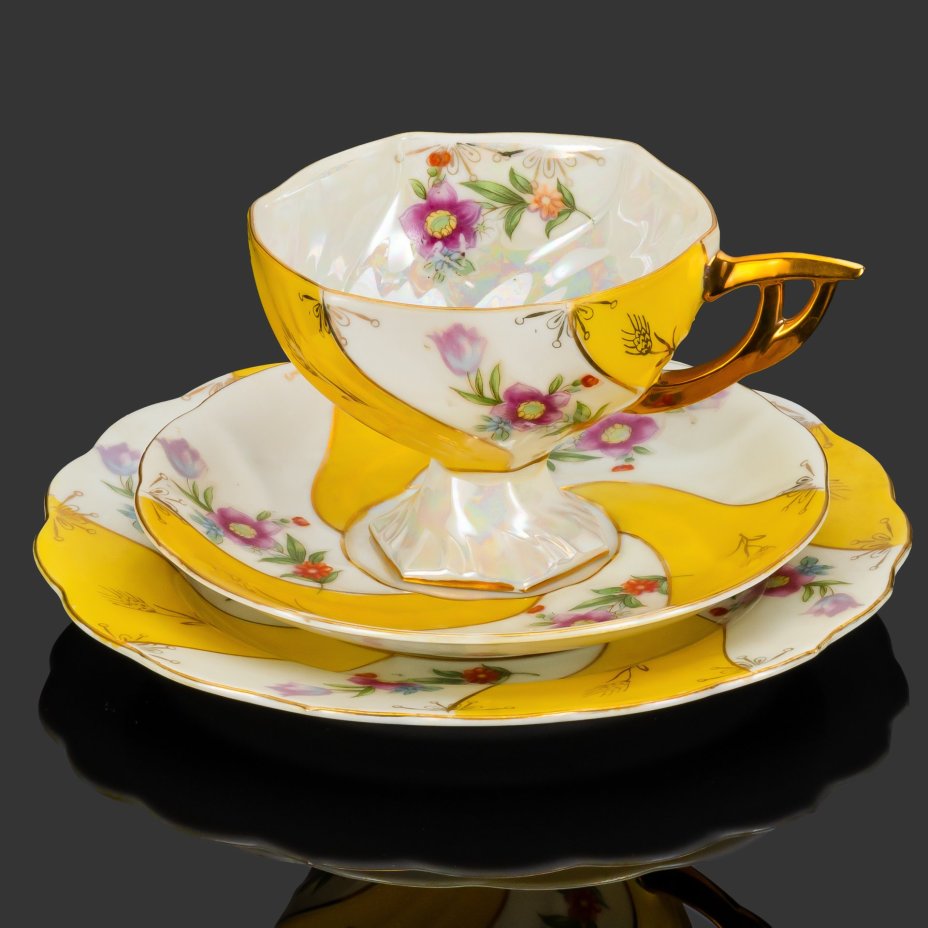 Чайное трио  с цветочным узором на желто-белом фоне, фарфор, крытье, деколь, золочение, Западная Европа, 1950-1970 гг.