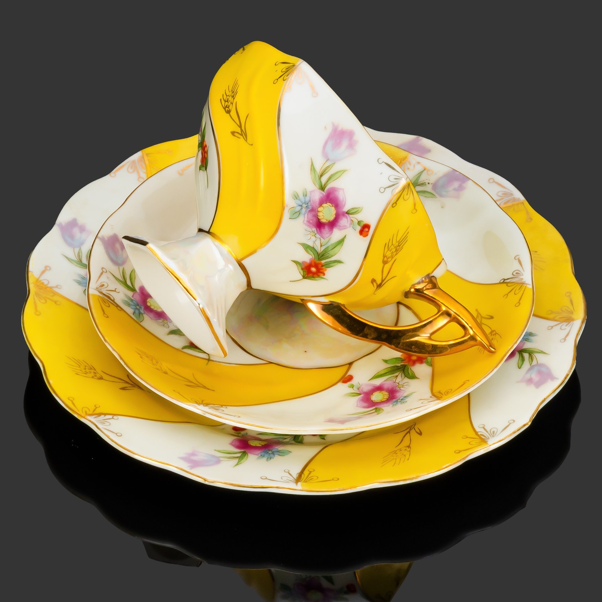 Чайное трио  с цветочным узором на желто-белом фоне, фарфор, крытье, деколь, золочение, Западная Европа, 1950-1970 гг.