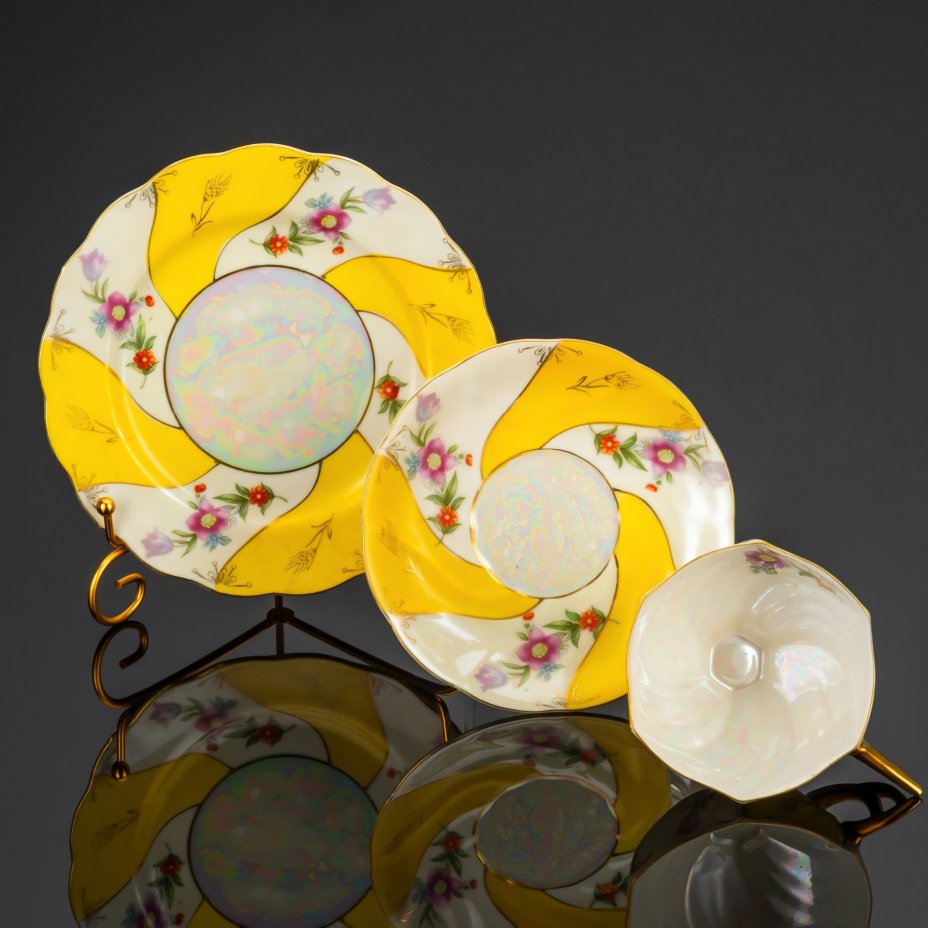 Чайное трио  с цветочным узором на желто-белом фоне