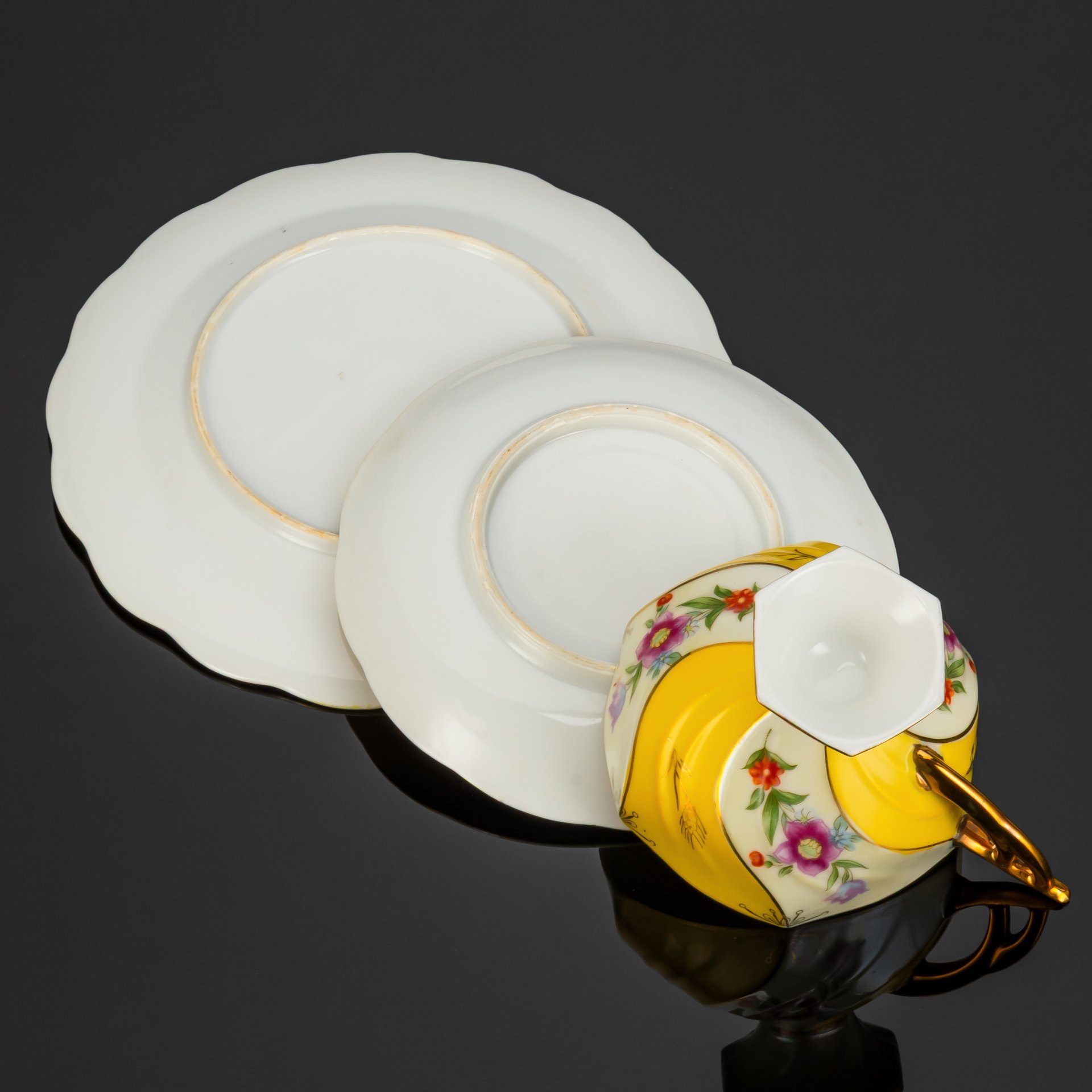 Чайное трио  с цветочным узором на желто-белом фоне, фарфор, крытье, деколь, золочение, Западная Европа, 1950-1970 гг.