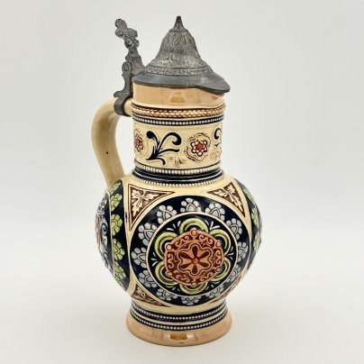 Кувшинчик пивной с крышкой, украшенный растительным орнаментом, керамика, рельеф, роспись, золочение, Marzi & Remy, Marzi & Remy