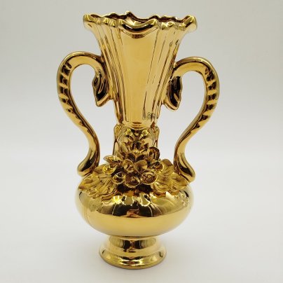 Ваза интерьерная изящной формы с рельефным цветочным декором, фарфор, крытье, золочение, Российская Федерация, 2000-2020 гг.