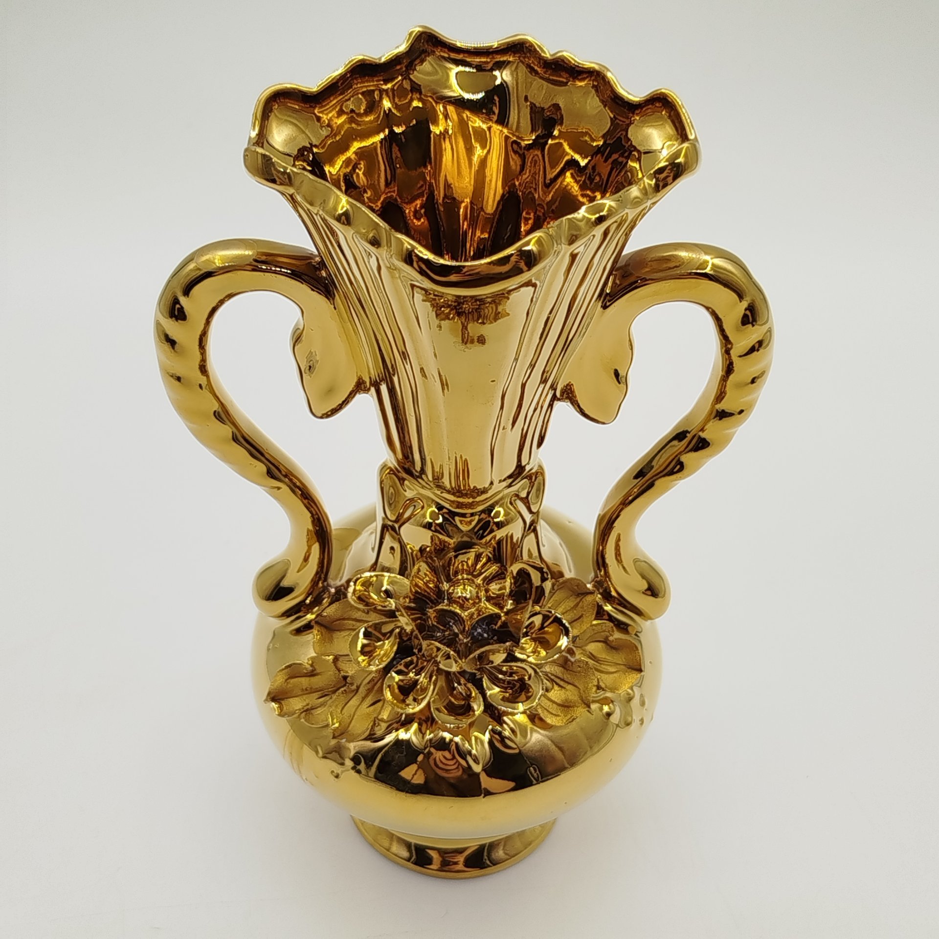 Ваза интерьерная изящной формы с рельефным цветочным декором, фарфор, крытье, золочение, Российская Федерация, 2000-2020 гг.