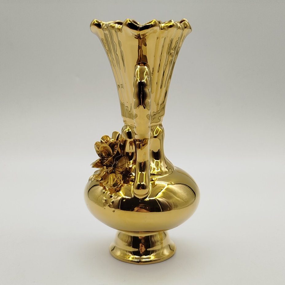 Ваза интерьерная изящной формы с рельефным цветочным декором