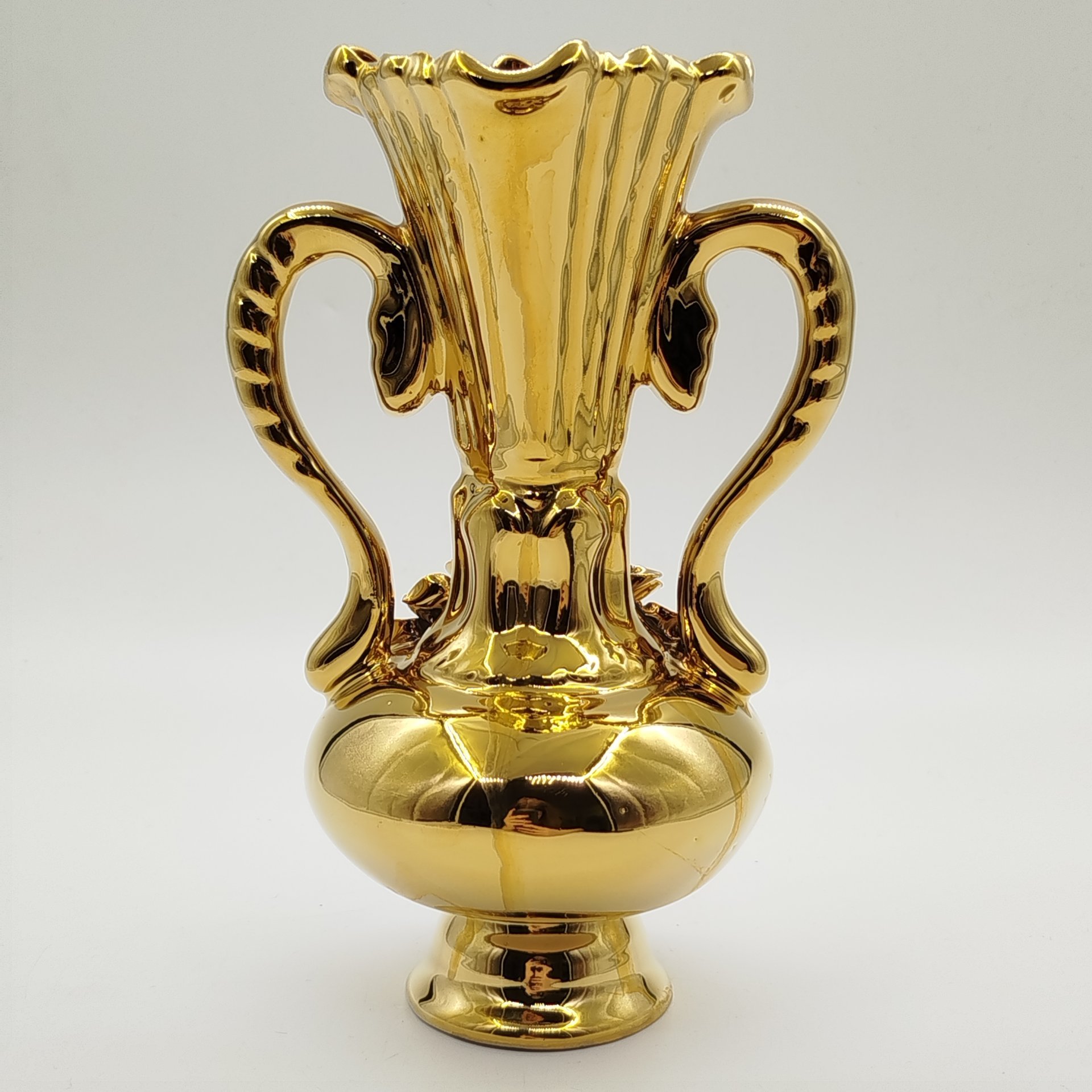 Ваза интерьерная изящной формы с рельефным цветочным декором, фарфор, крытье, золочение, Российская Федерация, 2000-2020 гг.