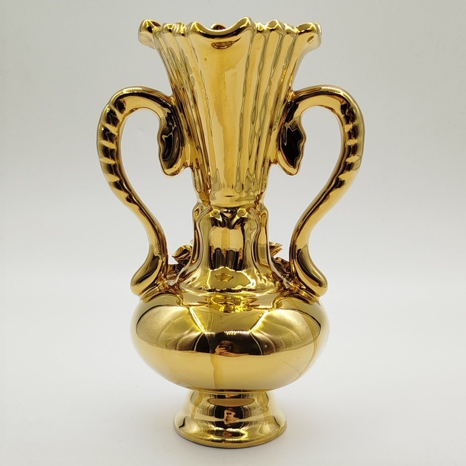 Ваза интерьерная изящной формы с рельефным цветочным декором