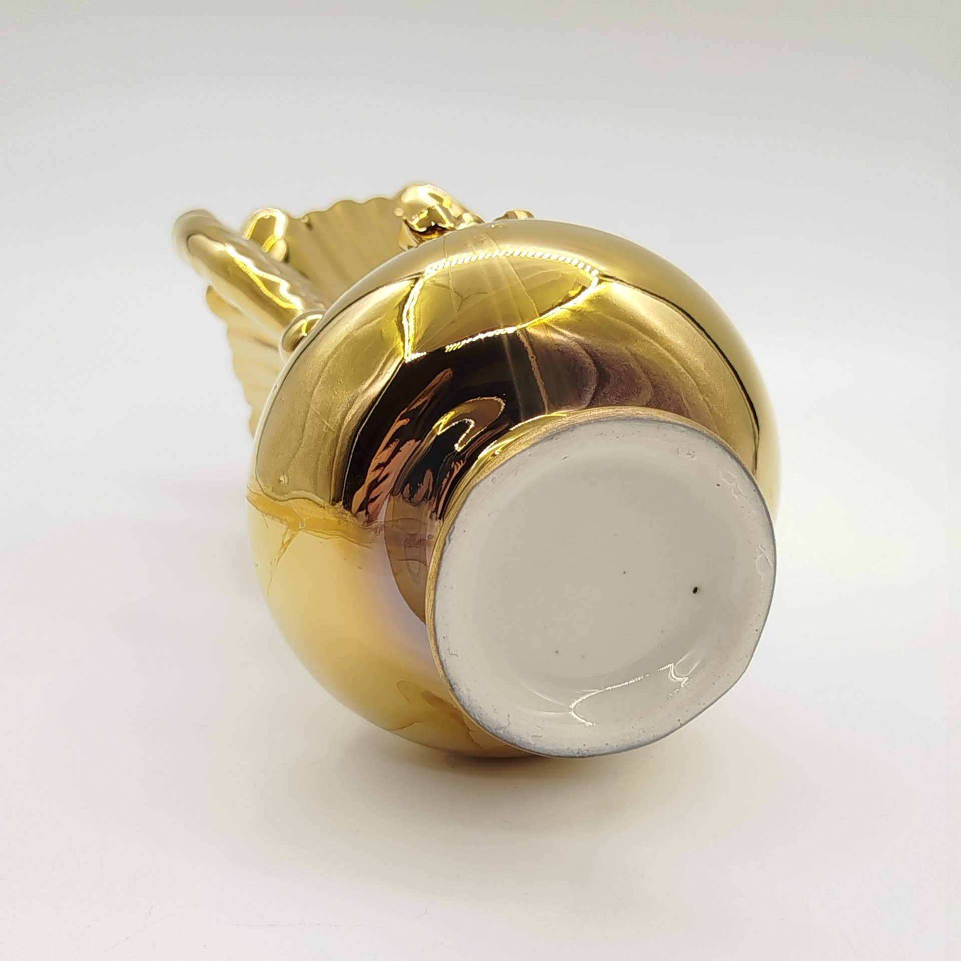 Ваза интерьерная изящной формы с рельефным цветочным декором, фарфор, крытье, золочение, Российская Федерация, 2000-2020 гг.