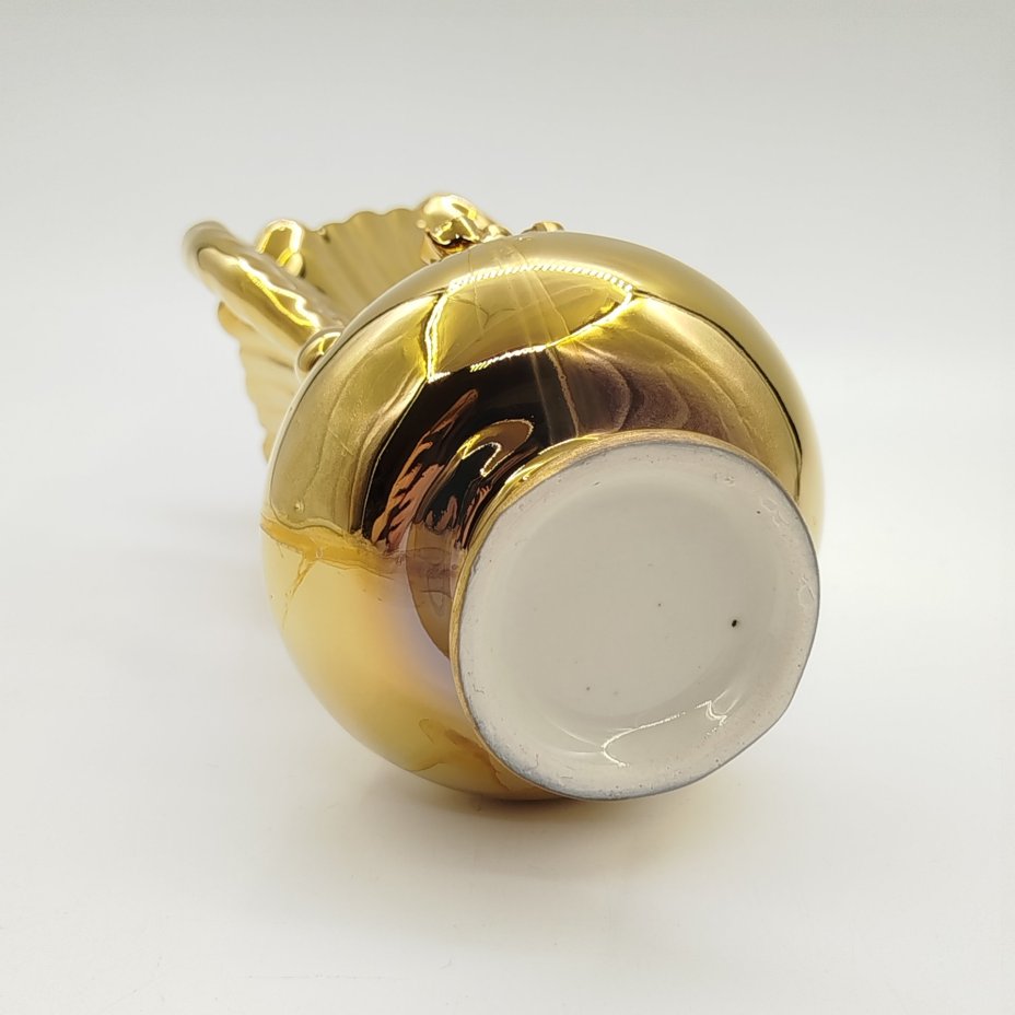 Ваза интерьерная изящной формы с рельефным цветочным декором