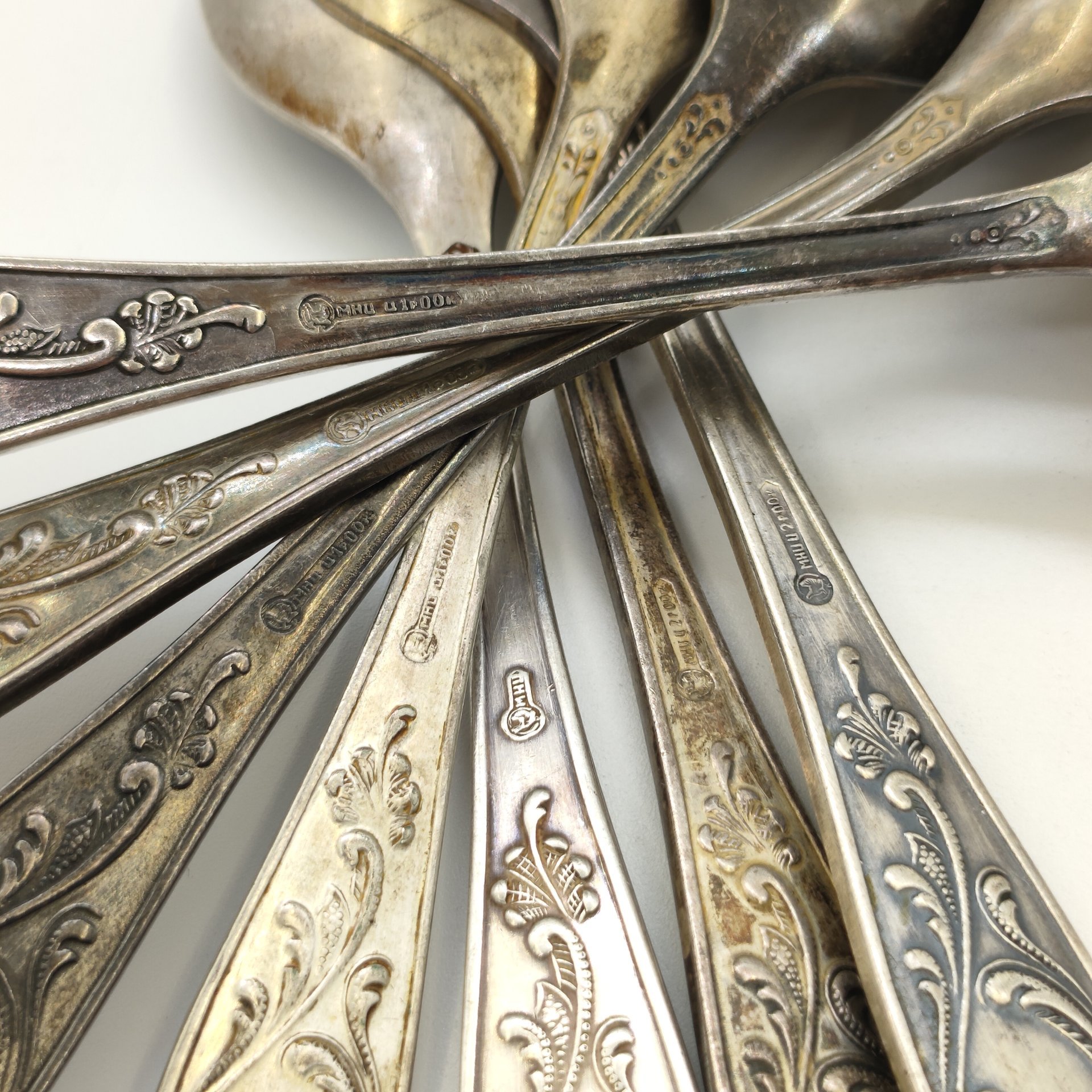 Набор из семи десертных ложек с растительным декором (в подборе), мНЦ (медь-никель-цинк), Кольчугинский завод цветных металлов, СССР, 1960-1990 гг.