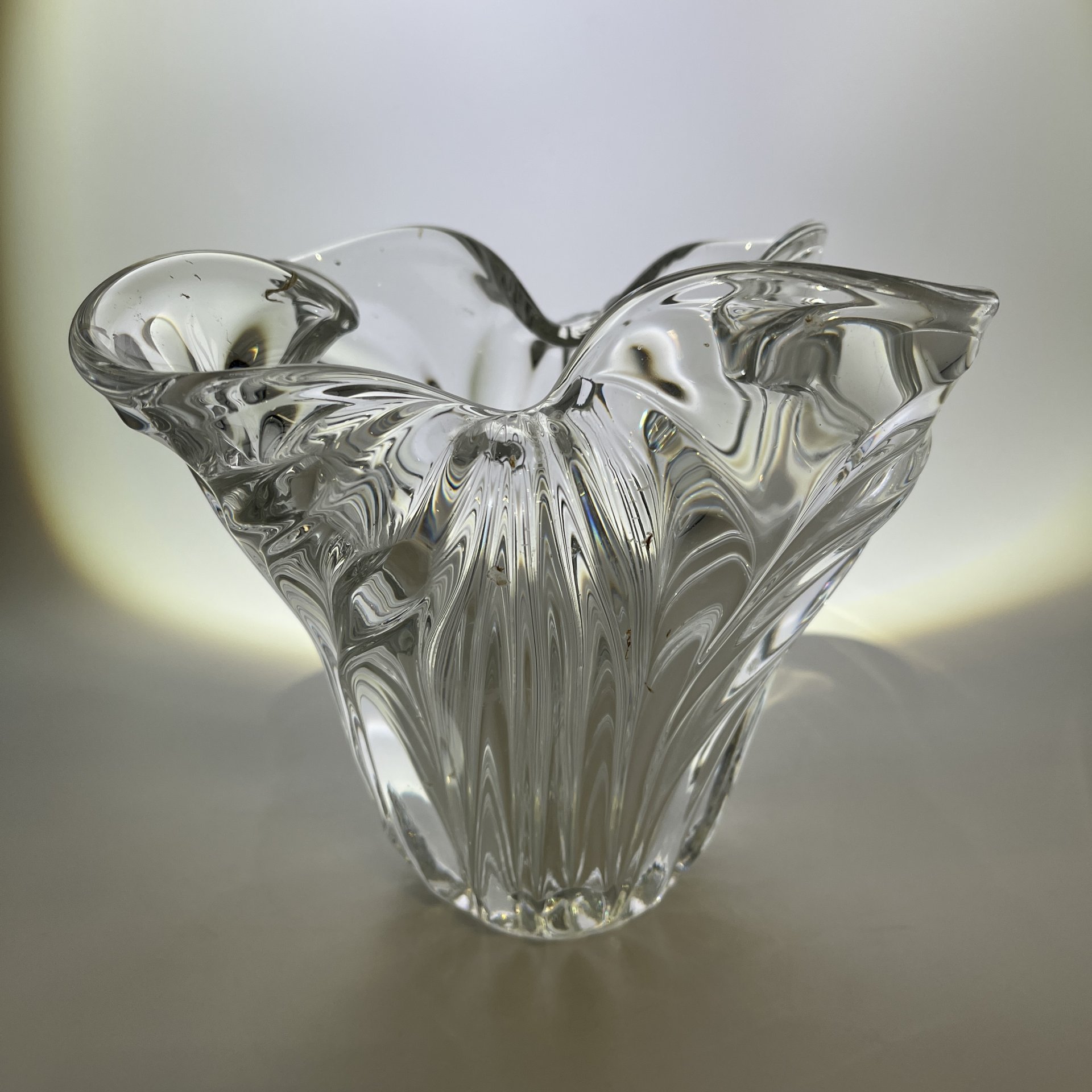 Ваза "Тюльпан", автор Х.М. Пыльд, хрусталь, прессование, свободное моделирование, Ленинградский завод художественного стекла (ЛЗХС), СССР, 1970-1980 гг.