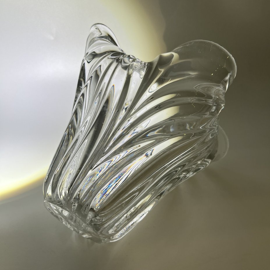 Ваза "Тюльпан", автор Х.М. Пыльд, хрусталь, прессование, свободное моделирование, Ленинградский завод художественного стекла (ЛЗХС), СССР, 1970-1980 гг.