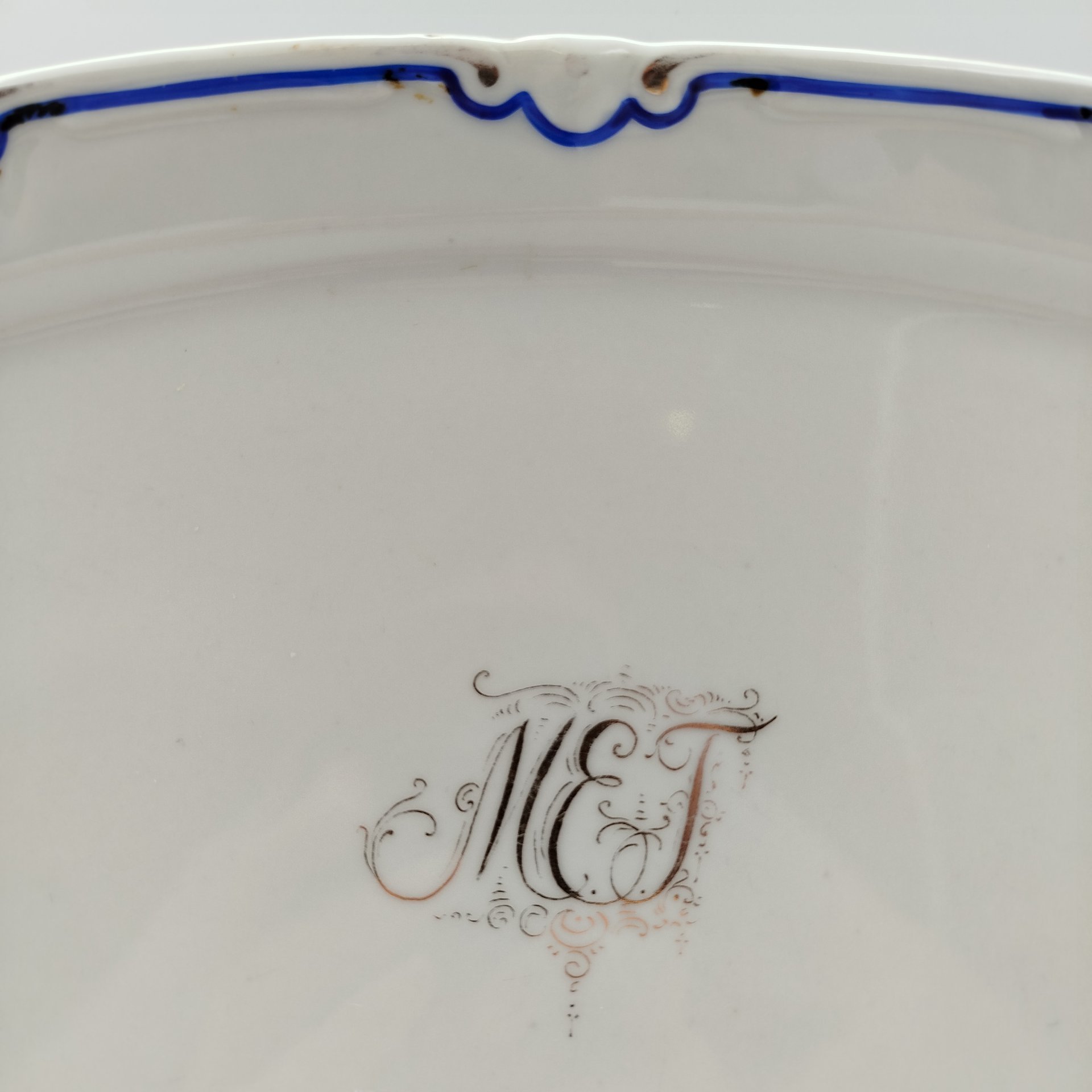 Блюдо сервировочное, украшенное монограммой "МЕГ", фарфор, золочение, СССР, 1920-1930 гг.