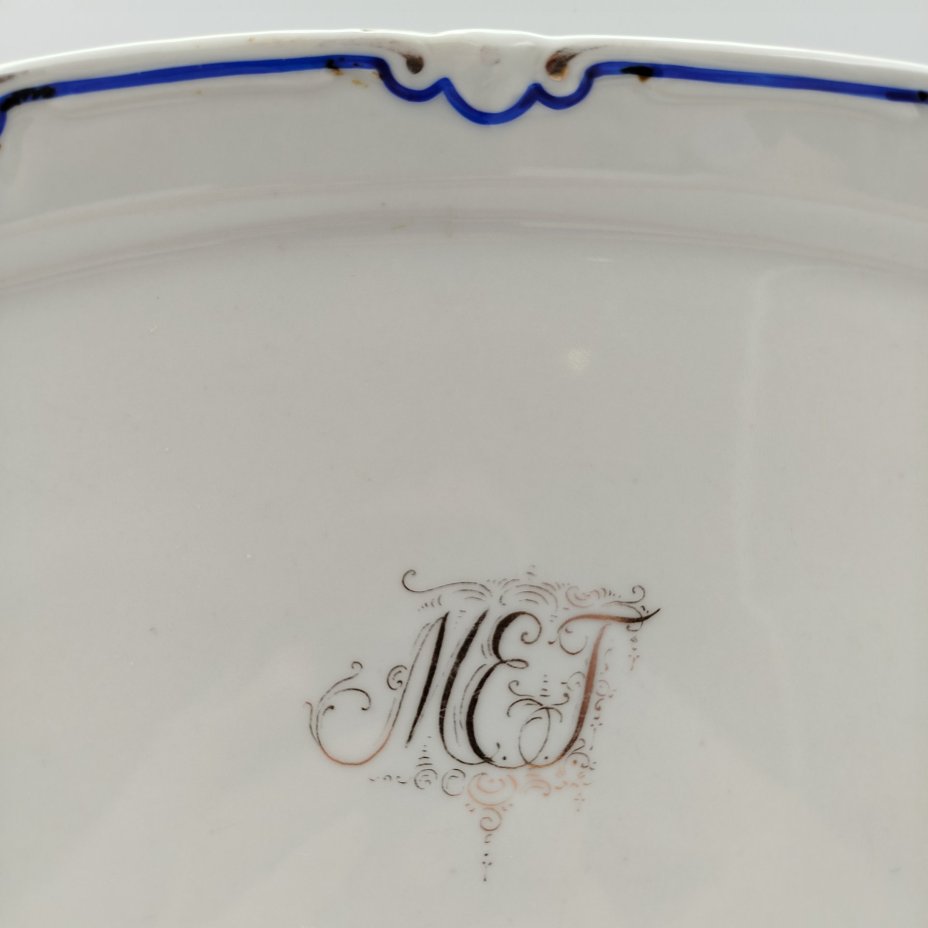 Блюдо сервировочное, украшенное монограммой "МЕГ"