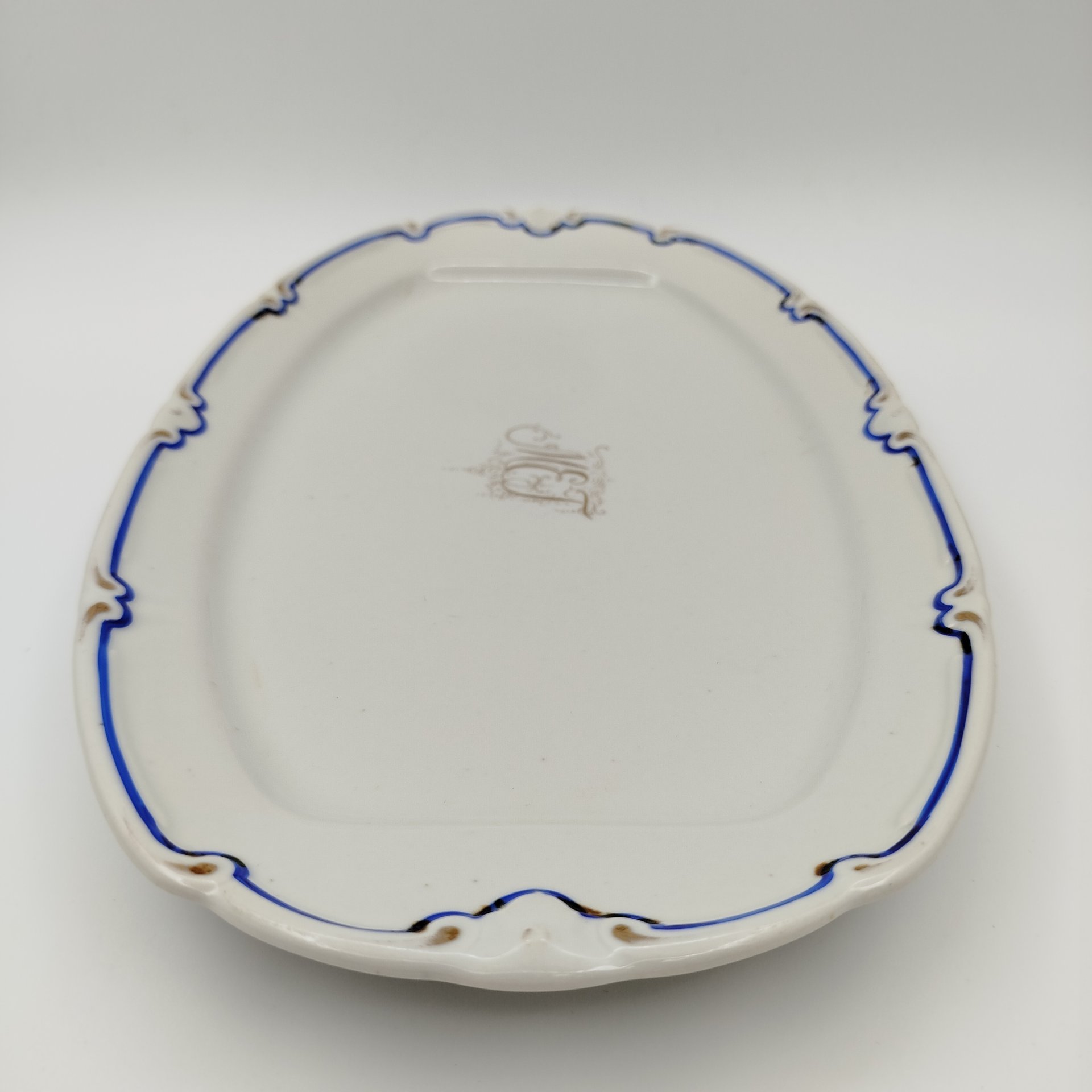 Блюдо сервировочное, украшенное монограммой "МЕГ", фарфор, золочение, СССР, 1920-1930 гг.