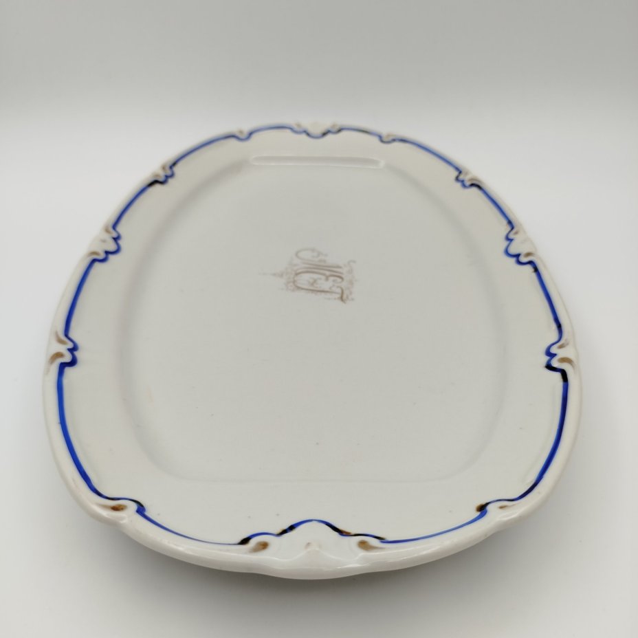 Блюдо сервировочное, украшенное монограммой "МЕГ"