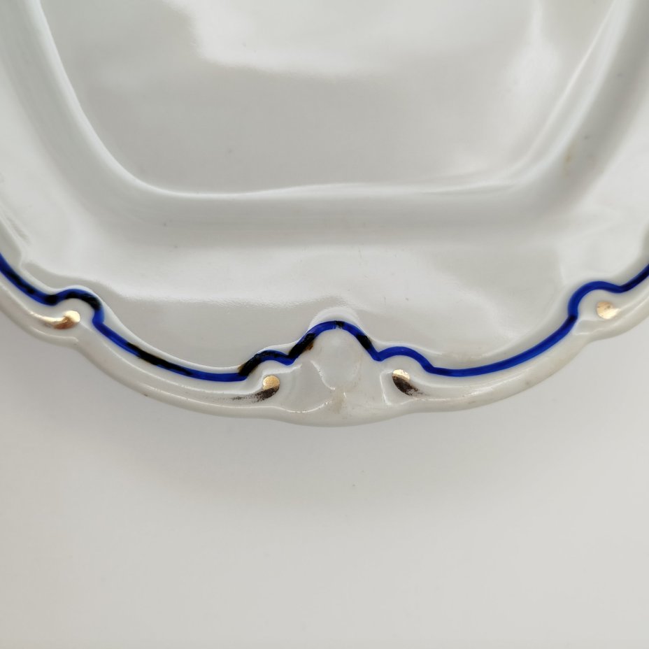 Блюдо сервировочное, украшенное монограммой "МЕГ"