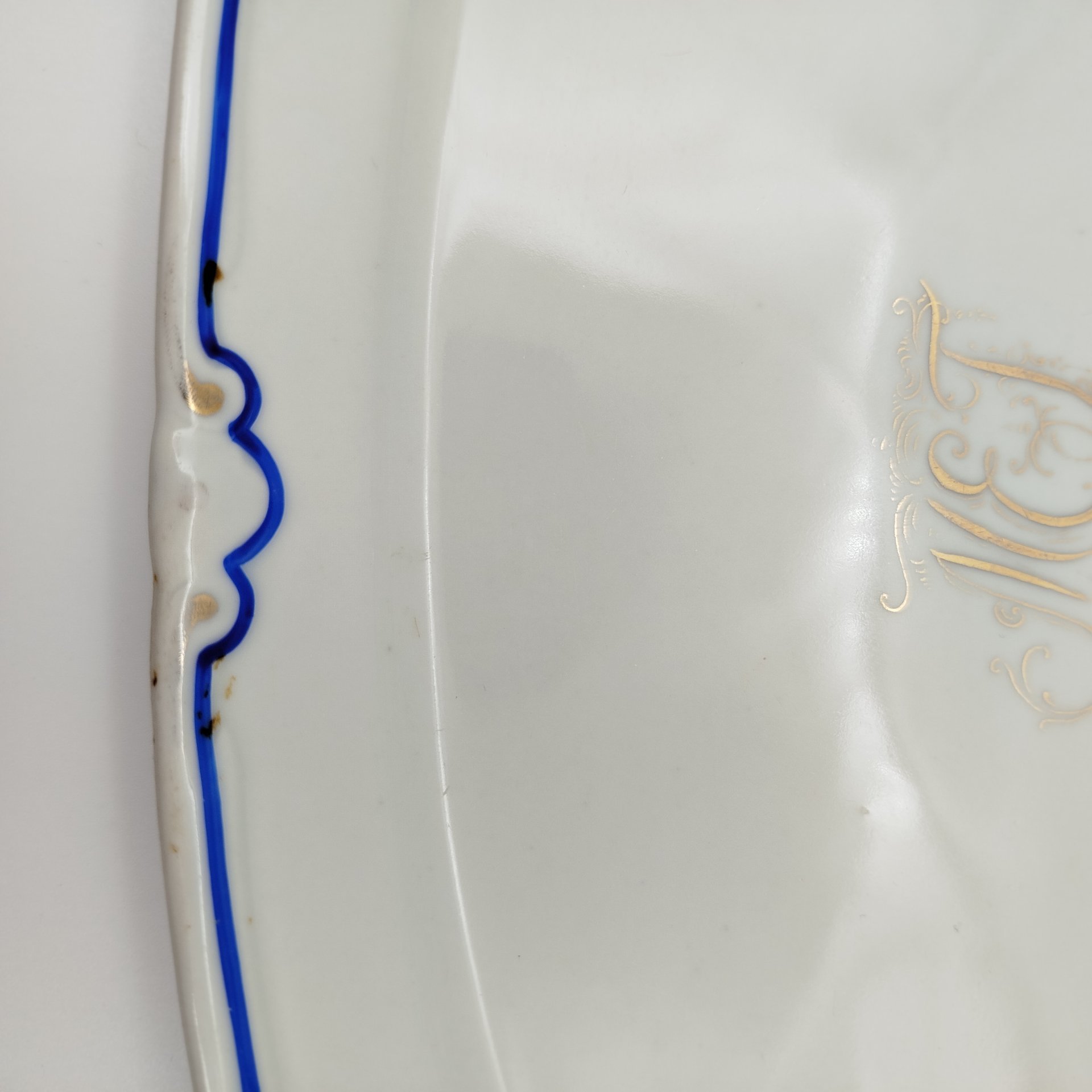 Блюдо сервировочное, украшенное монограммой "МЕГ", фарфор, золочение, СССР, 1920-1930 гг.