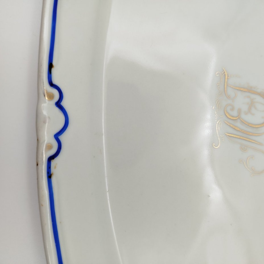 Блюдо сервировочное, украшенное монограммой "МЕГ"