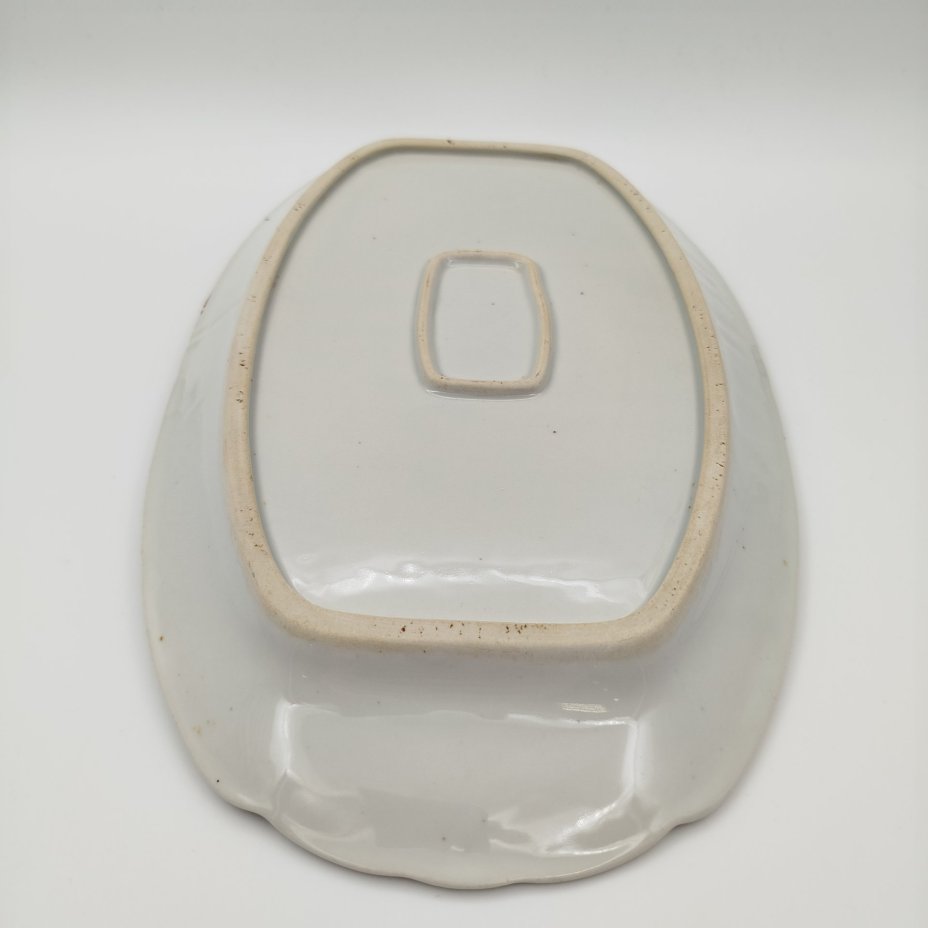 Блюдо сервировочное, украшенное монограммой "МЕГ"