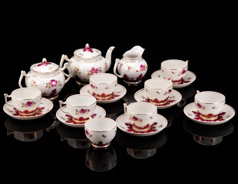 Сервиз чайный "Барбарис" в пурпурном оттенке на 7 персон, автор Е.П. Смирнов (18 предметов), фарфор, роспись, золочение, Дмитровский фарфоровый завод (ДФЗ Вербилки), СССР, 1954-1965 гг.