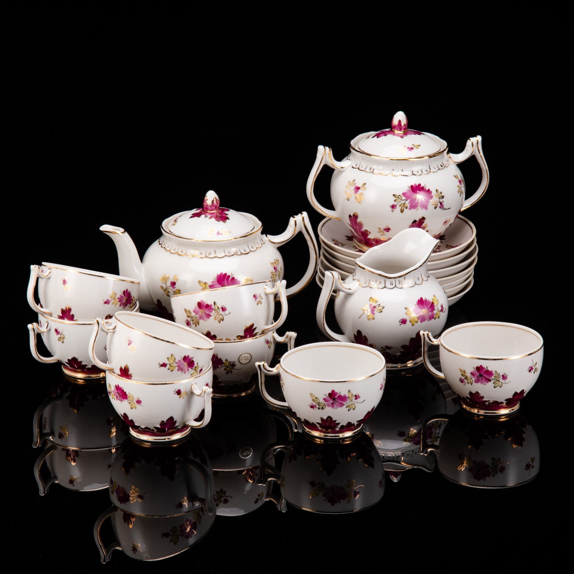 Сервиз чайный "Барбарис" в пурпурном оттенке на 7 персон, автор Е.П. Смирнов (18 предметов), фарфор, роспись, золочение, Дмитровский фарфоровый завод (ДФЗ Вербилки), СССР, 1954-1965 гг.