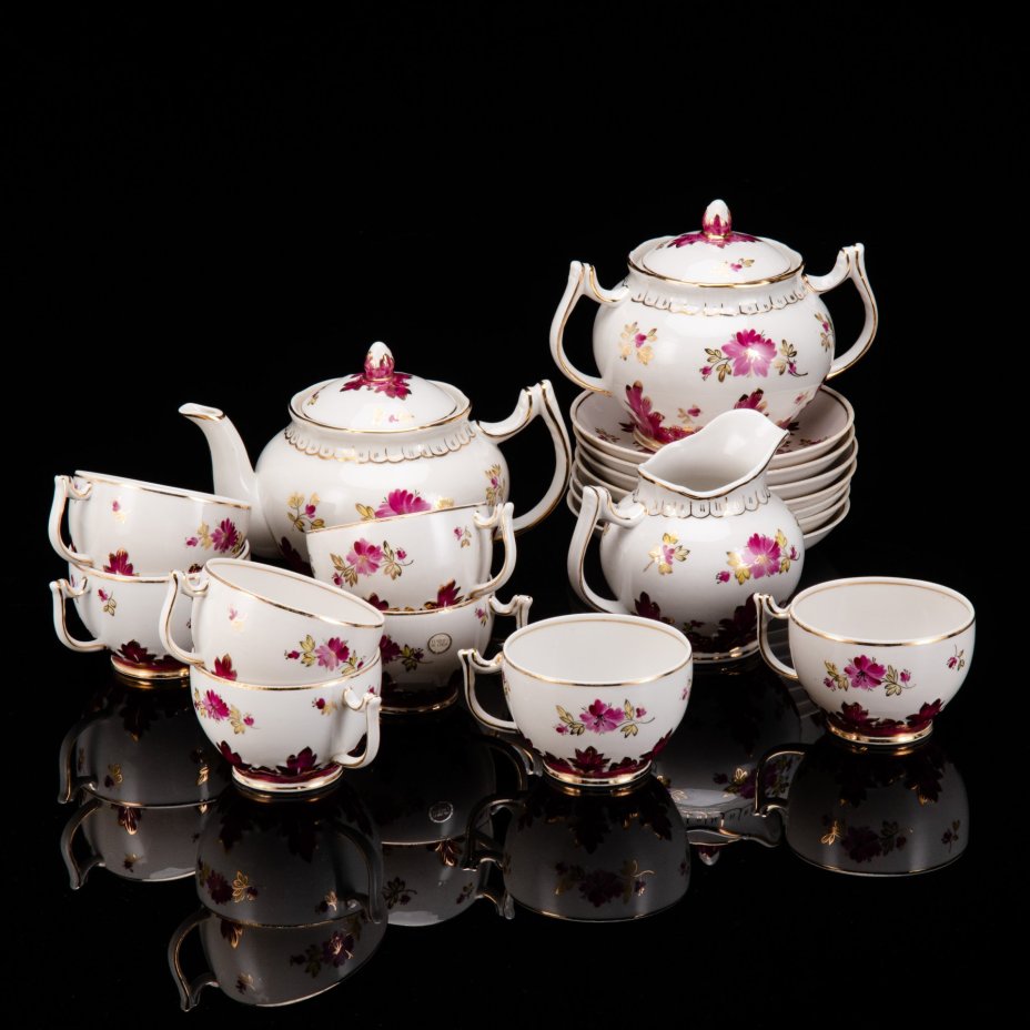 Сервиз чайный "Барбарис" в пурпурном оттенке на 7 персон, автор Е.П. Смирнов (18 предметов), фарфор, роспись, золочение, Дмитровский фарфоровый завод (ДФЗ Вербилки), СССР, 1954-1965 гг.