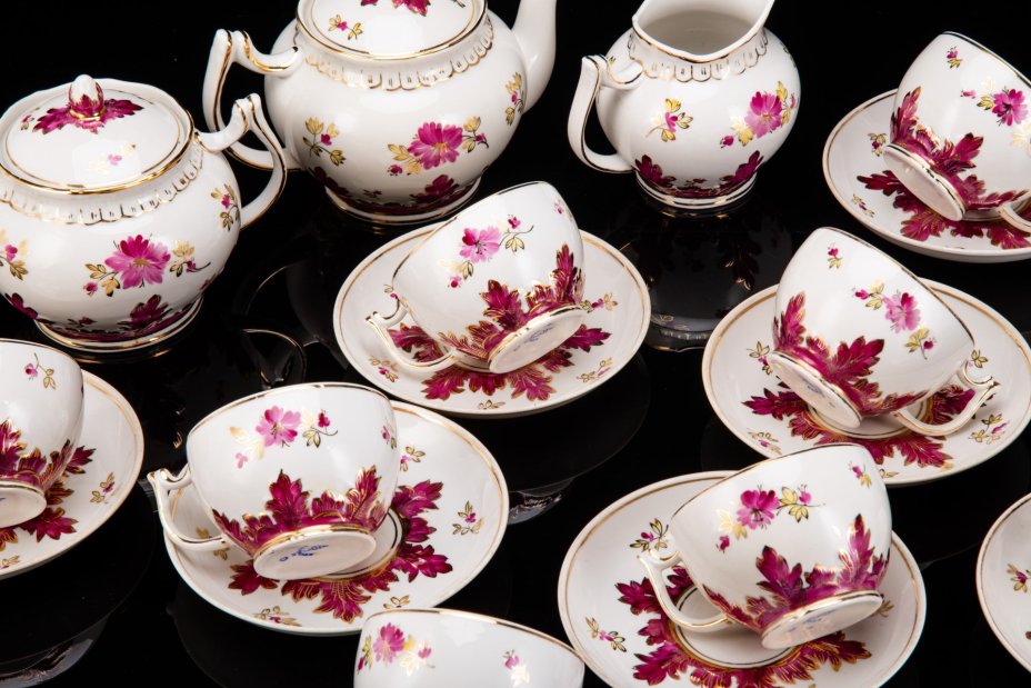 Сервиз чайный "Барбарис" в пурпурном оттенке на 7 персон, автор Е.П. Смирнов (18 предметов), фарфор, роспись, золочение, Дмитровский фарфоровый завод (ДФЗ Вербилки), СССР, 1954-1965 гг.