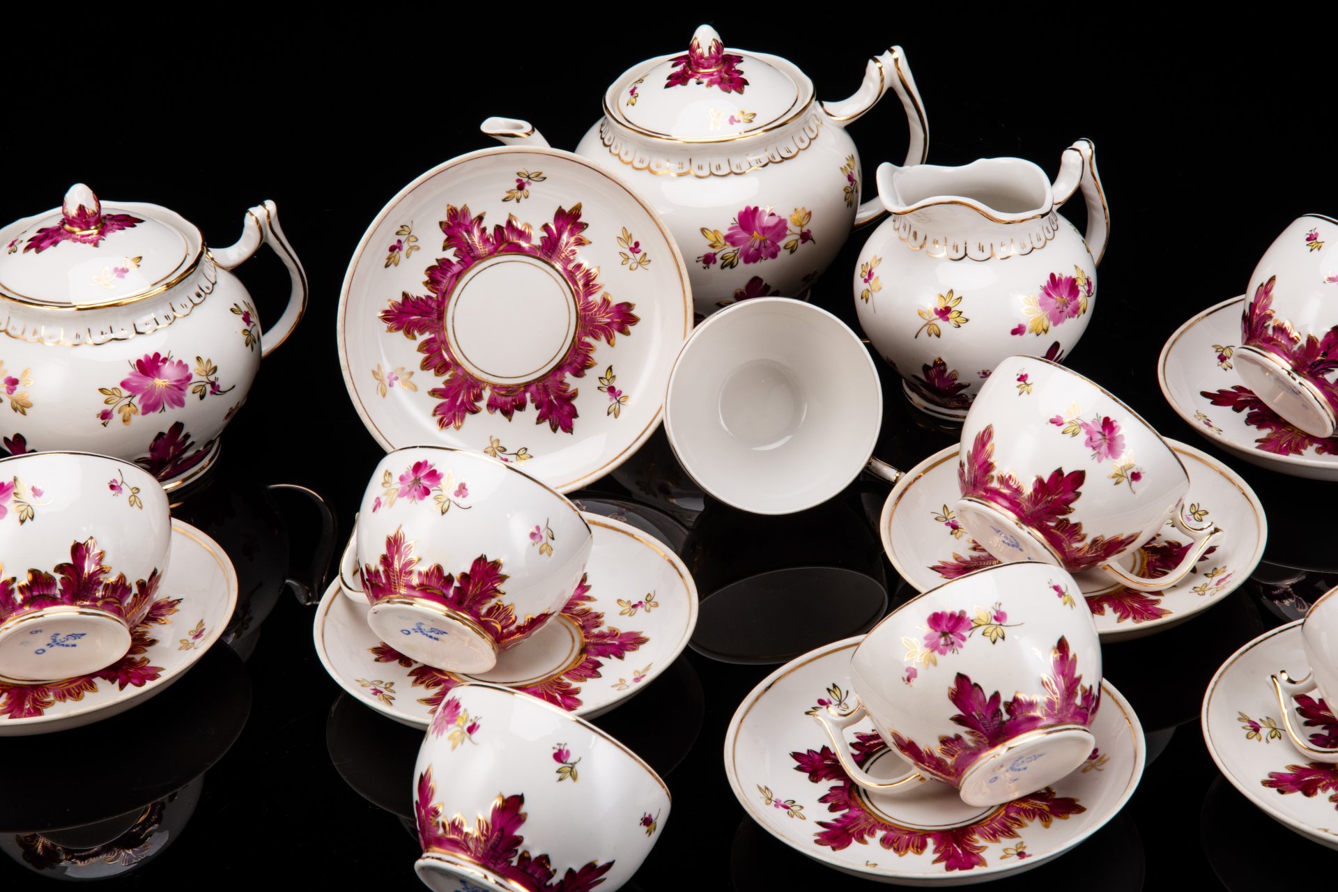 Сервиз чайный "Барбарис" в пурпурном оттенке на 7 персон, автор Е.П. Смирнов (18 предметов), фарфор, роспись, золочение, Дмитровский фарфоровый завод (ДФЗ Вербилки), СССР, 1954-1965 гг.