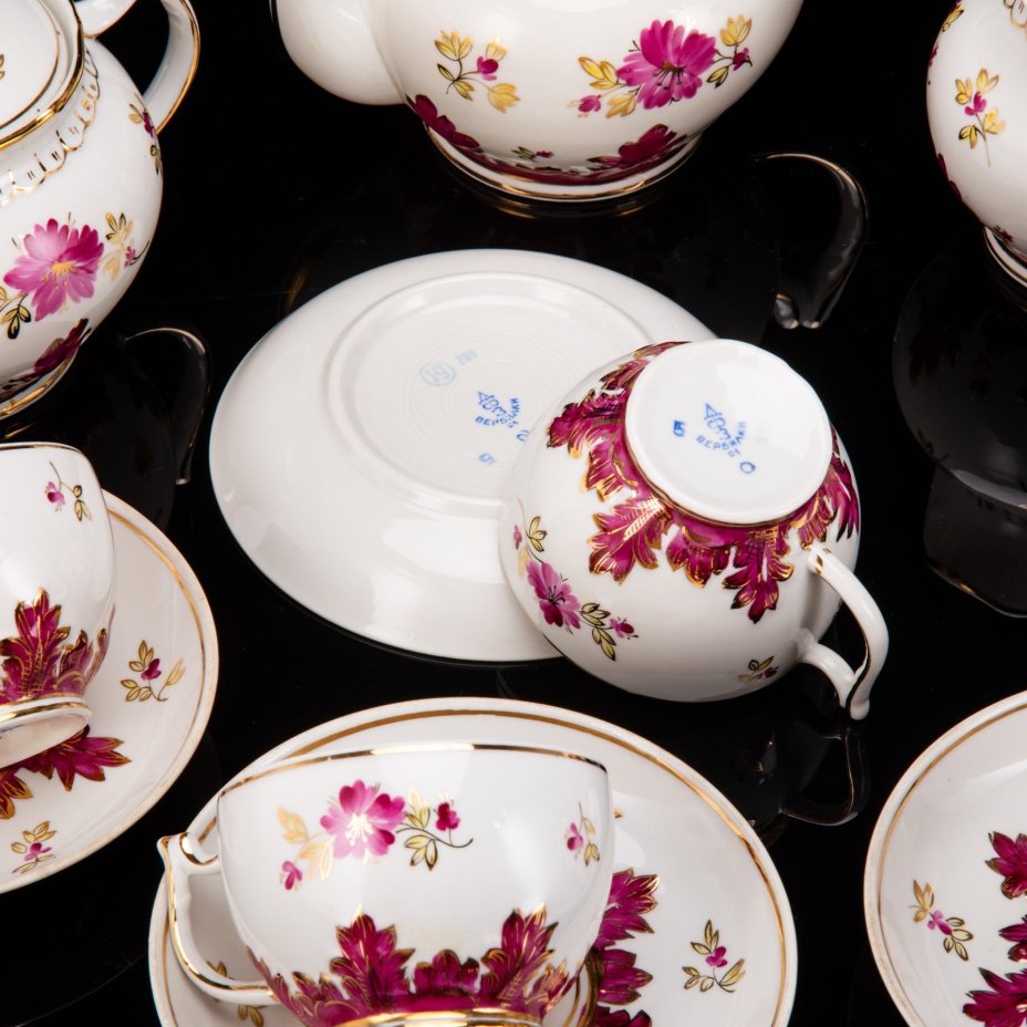 Сервиз чайный "Барбарис" в пурпурном оттенке на 7 персон, автор Е.П. Смирнов (18 предметов), фарфор, роспись, золочение, Дмитровский фарфоровый завод (ДФЗ Вербилки), СССР, 1954-1965 гг.