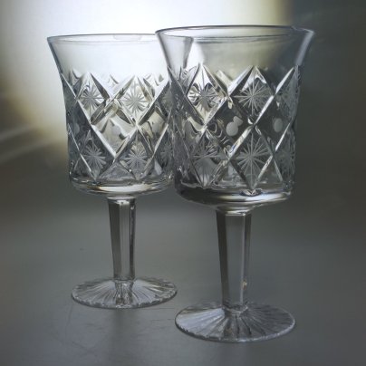 Пара бокалов с резным декором из сервиза "Россия", автор С. К. Пивоваров, хрусталь, алмазная грань, матирование, Гусевской хрустальный завод (Гусь-Хрустальный), СССР, 1960-1980 гг.