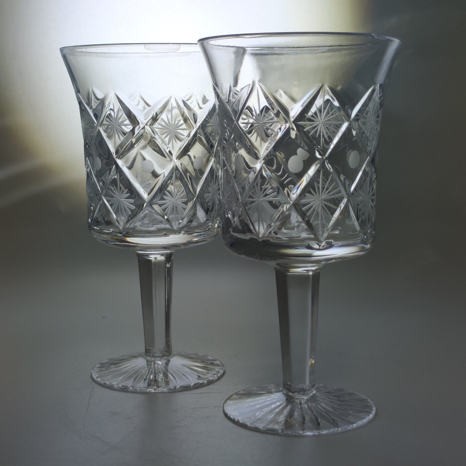 Пара бокалов с резным декором из сервиза "Россия", автор С. К. Пивоваров, хрусталь, алмазная грань, матирование, Гусевской хрустальный завод (Гусь-Хрустальный), СССР, 1960-1980 гг.